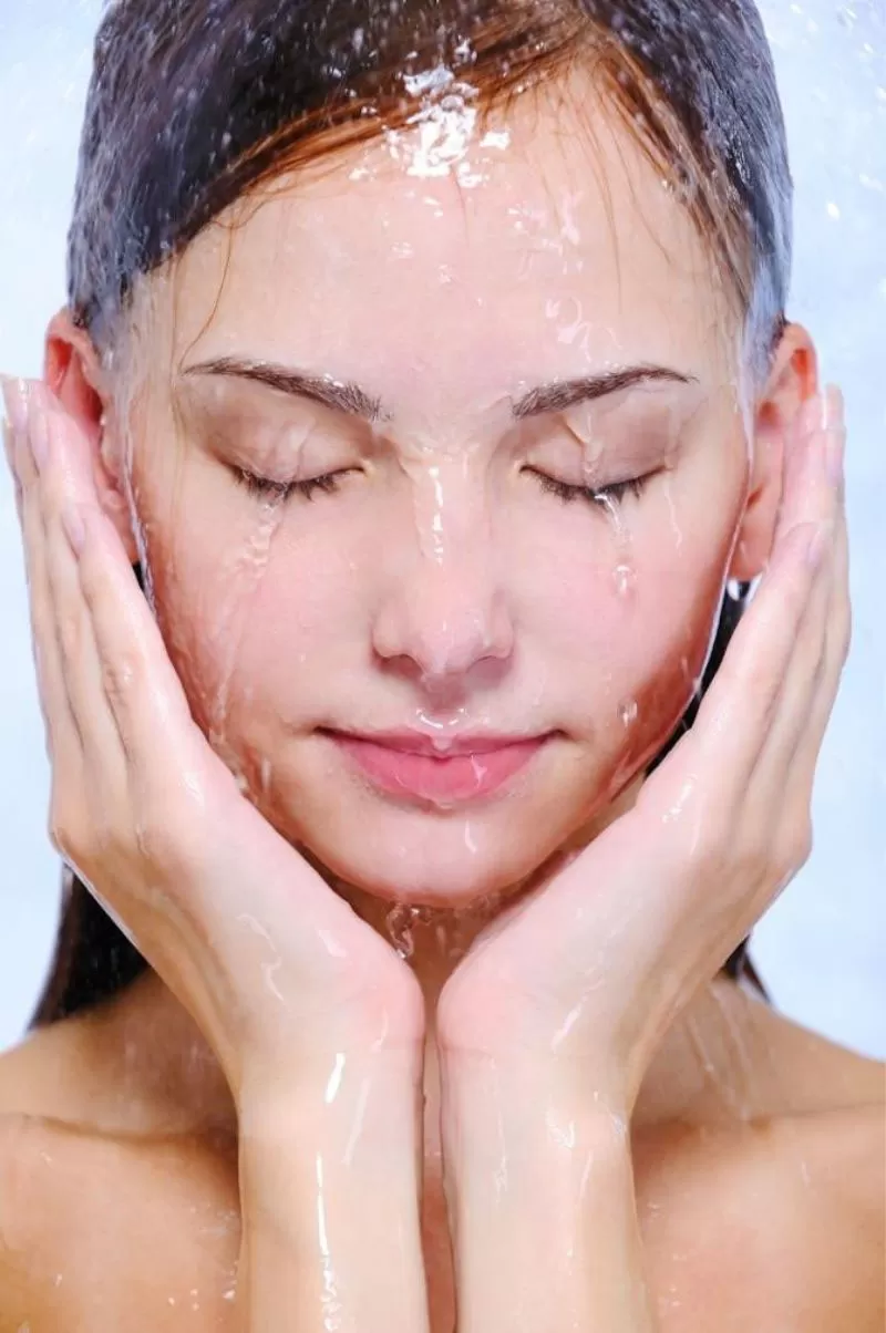 c&ocirc; g&aacute;i rửa mặt đ&uacute;ng c&aacute;ch để giảm mụn